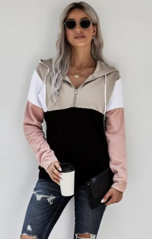 Hoodie oversize dengan tampilan two-tone